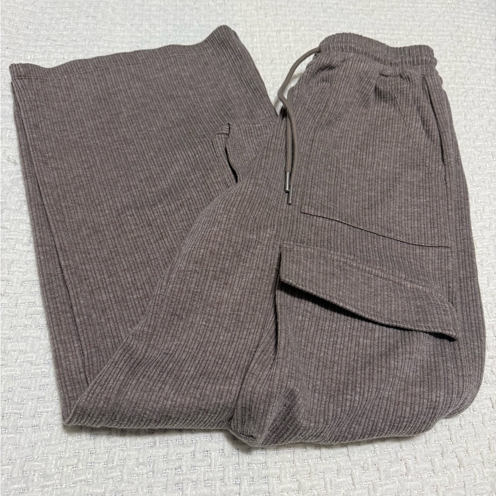 Halara women’s brown cargo style lounge pants, XS.